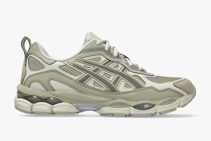 Air cushioned sports shoes