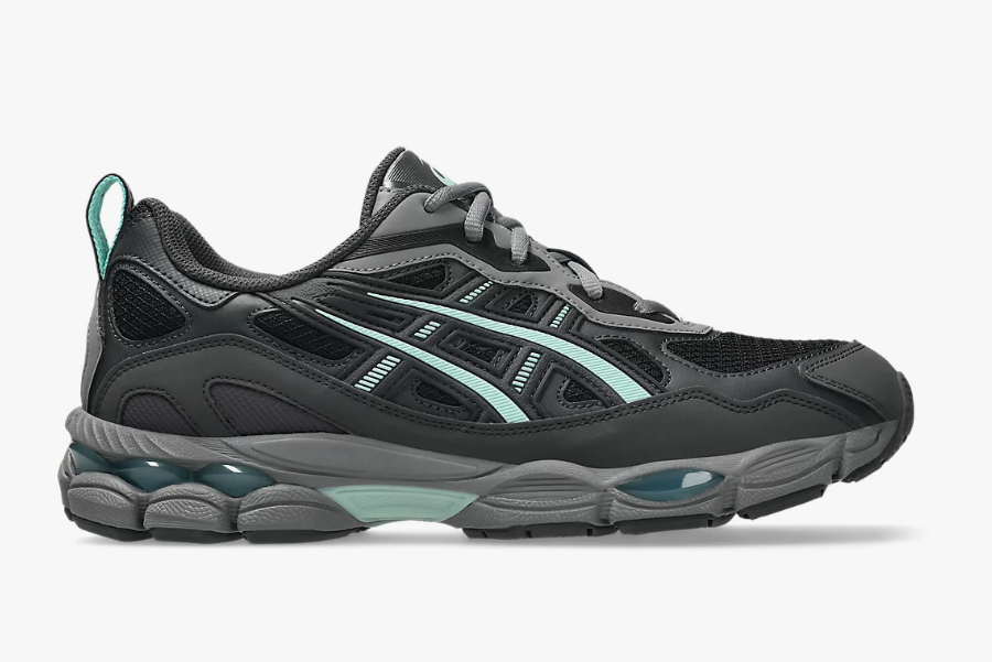 Air cushioned sports shoes