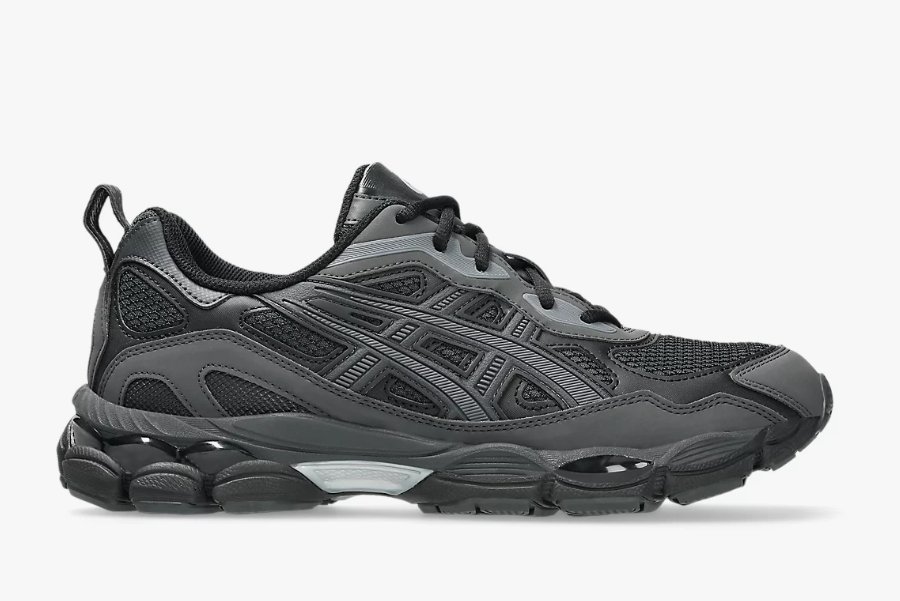 Air cushioned sports shoes