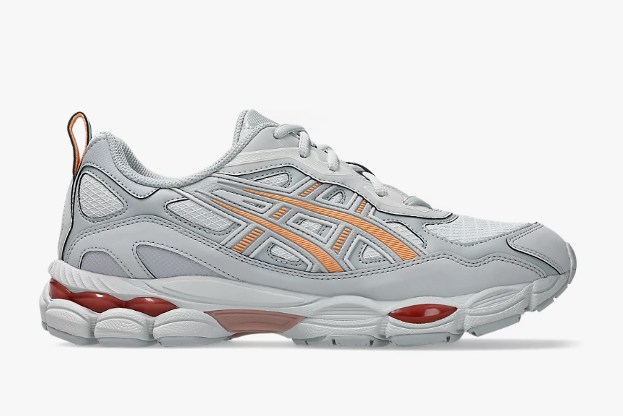 Air cushioned sports shoes