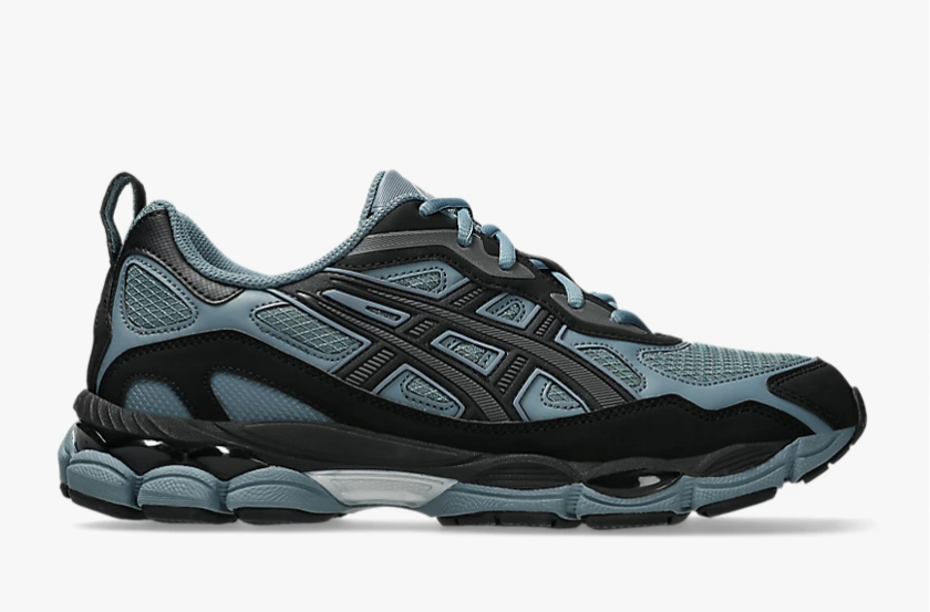 Air cushioned sports shoes