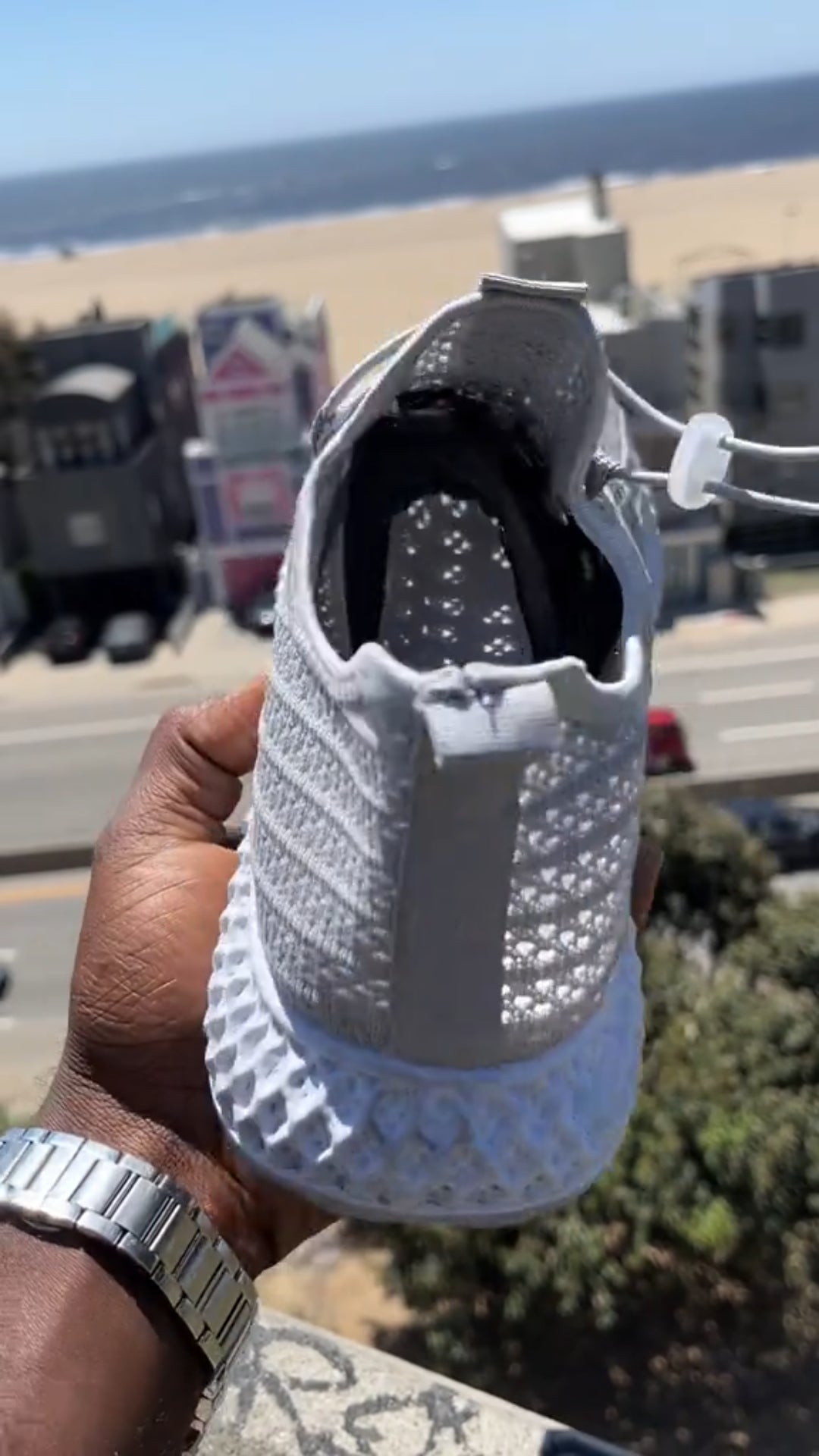 Breathable mesh athletic shoes