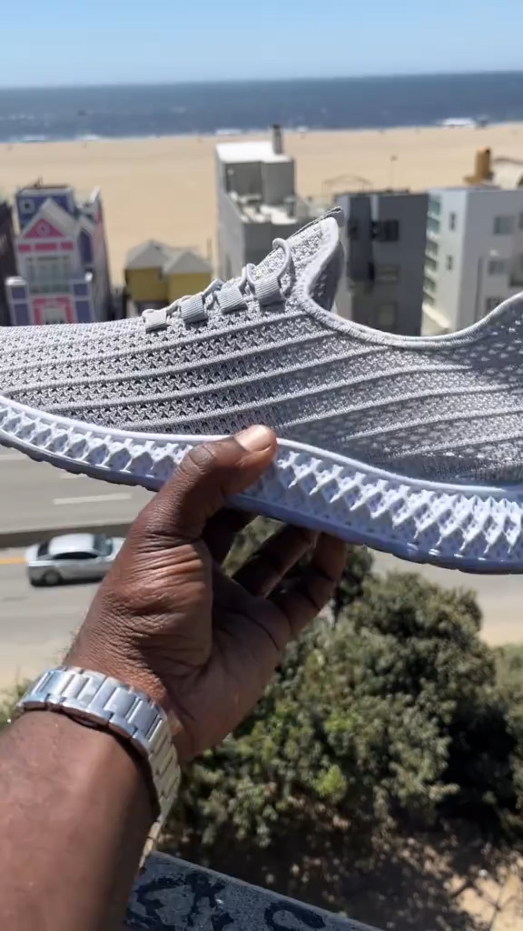 Breathable mesh athletic shoes