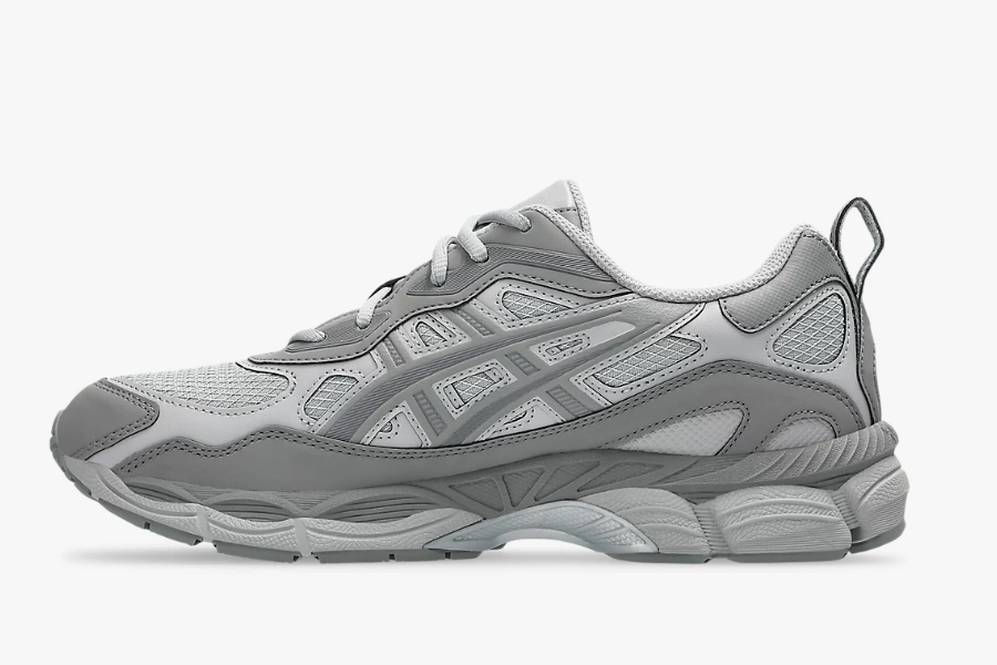Air cushioned sports shoes