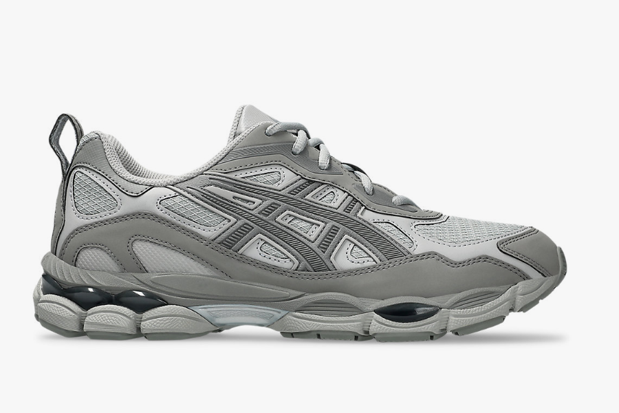 Air cushioned sports shoes