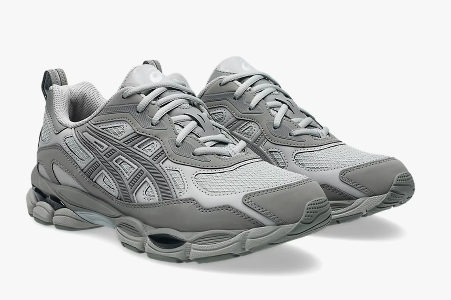 Air cushioned sports shoes