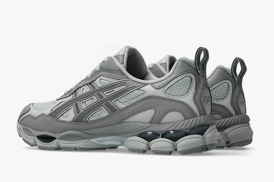 Air cushioned sports shoes