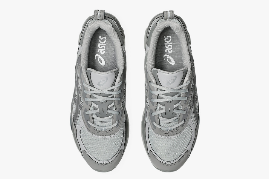 Air cushioned sports shoes