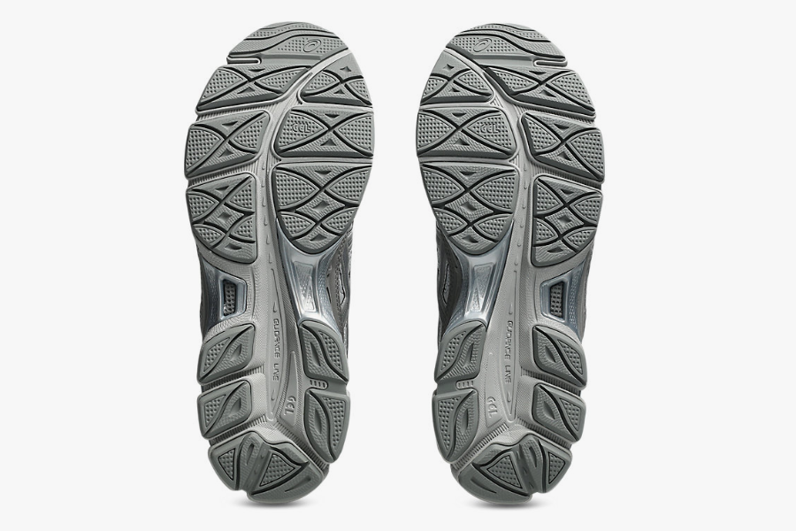 Air cushioned sports shoes