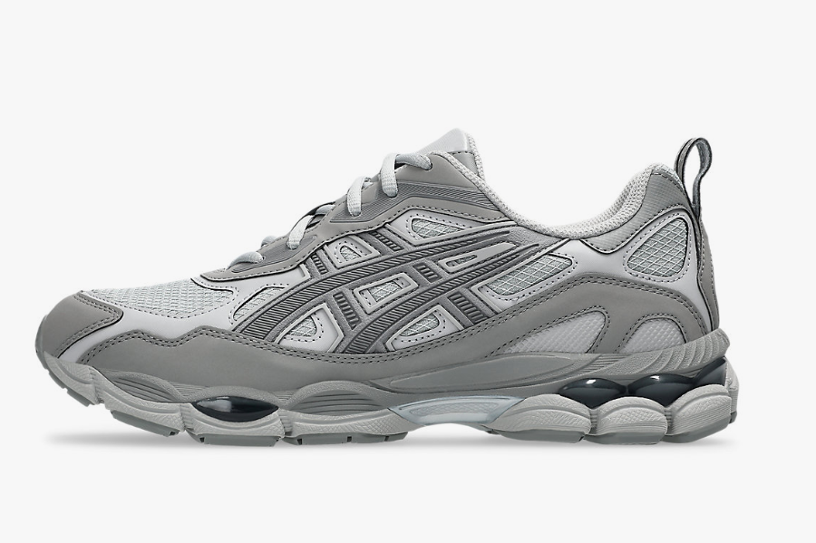 Air cushioned sports shoes