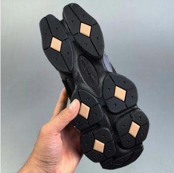 Low-top casual dad sneakers